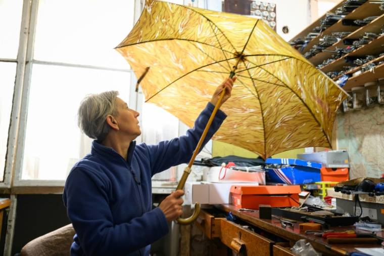 Marija Lah, l'une des dernières réparatrices de parapluies en Europe, dans son atelier de Ljubljana, en Slovénie, le 26 mars 2024 ( AFP / Jure Makovec )