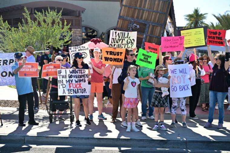 Des partisans du droit à l'avortement rassemblés à Scottsdale, Arizona, le 15 avril 2024 ( AFP / Frederic J. Brown )