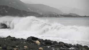 Fortes vagues à Kingston alors que l'ouragan Béryl s'approche de la Jamaïque, le 3 juillet 2024  ( AFP / Ricardo Makyn )