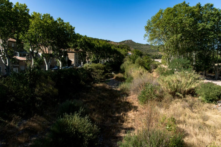 Le lit asséché de la Berre à Durban-Corbières, village de Durban-Corbières privé d'eau courange plusieurs heures par jour en raison de la sécheresse, le 22 août 2024 dans l'Aude ( AFP / Matthieu RONDEL )