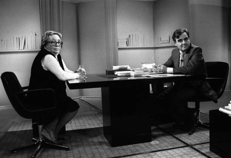 Bernard Pivot et Marguerite Duras sur le plateau de l'émission "Apostrophe", le 28 septembre 1984 à Paris ( AFP / CHARLES PLATIAU )