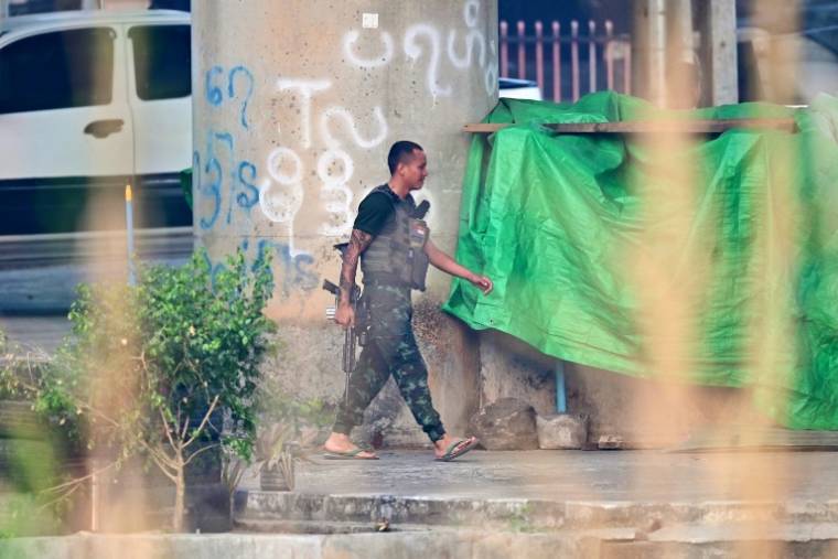 Un membre d'une milice birmane, vus depuis le district thaïlandais de Mae Sot, le 11 avril 2024 ( AFP / Manan VATSYAYANA )