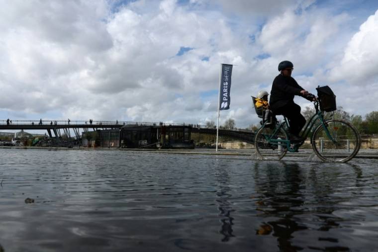 Une bicyclette à proximité de la passerelle Leopold-Sedar-Senghor à Paris, 4 avril 2024 ( AFP / Emmanuel Dunand )