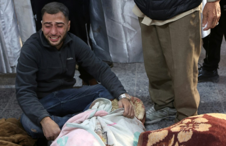 Un homme pleure près du corps d'une victime d'une frappe israélienne, le 22 novembre 2024 à l'hôpital Al-Ahli Arab, dans la ville de Gaza, sur fond de guerre entre Israël et le mouvement islamiste palestinien Hamas ( AFP / Omar AL-QATTAA )