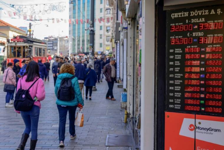 Les taux de change de la livre turque sont affichés sur l'avenue Istklal à Istanbul, le 21 mars 2024 ( AFP / Yasin AKGUL )