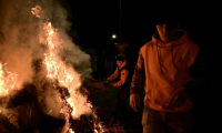 Des agriculteurs français et des membres du syndicat agricole Coordination Rurale (CR) se rassemblent autour d'un feu pendant le blocage du port de Bordeaux, à Bassens, le 20 novembre 2024 ( AFP / Philippe LOPEZ )