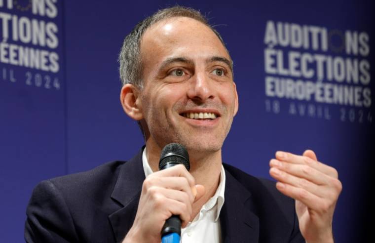 Raphaël Glucksmann, tête de liste du parti socialiste et de Place publique aux européennes lors d'une rencontre avec le Medef à Paris le 18 avril 2024  ( AFP / Geoffroy VAN DER HASSELT )