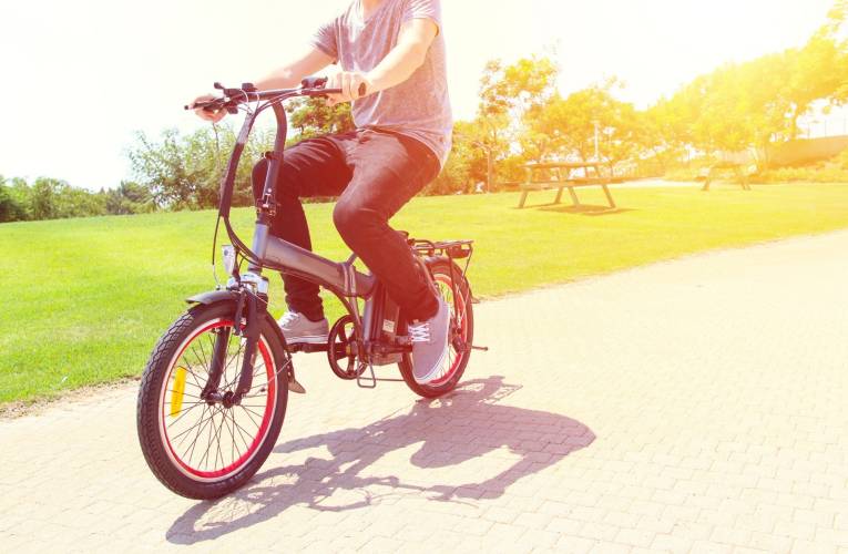 Les vélos électriques branchés (Crédits photo : Shutterstock)