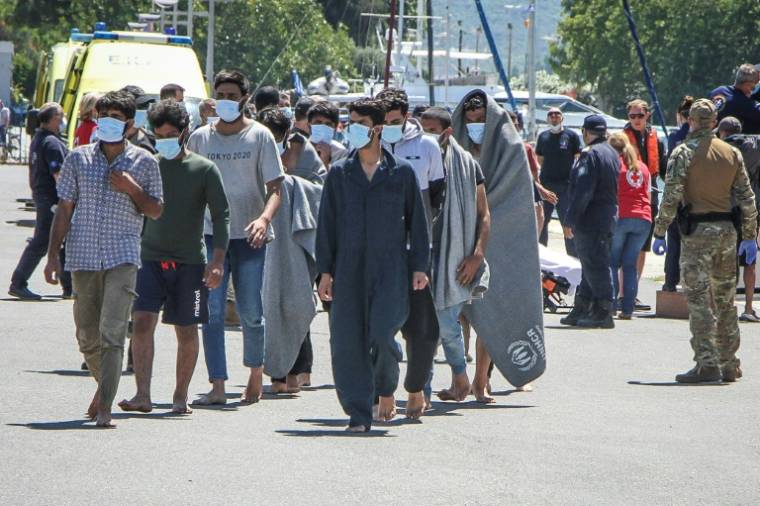 Des survivants du naufrage d'un navire de migrants, le 14 juin 2023, à Kalamata, en Grèce ( Eurokinissi / STRINGER )