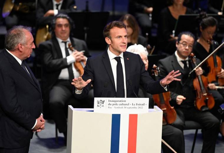 Le président français Emmanuel Macron prononce un discours lors d'une visite à Pau