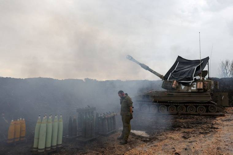 Un soldat israélien se tient près d’une unité d’artillerie mobile, près de la frontière avec le Liban