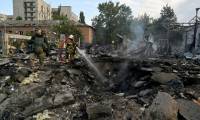 Des pompiers et des policiers sur les lieux d'une frappe russe sur une zone industrielle de Kiev, le 21 septembre 2023 en Ukraine ( AFP / Sergei SUPINSKY )