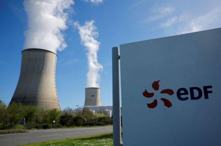 Photo d'archives: Le logo d'EDF devant les tours de refroidissement à l'entrée du site de la centrale nucléaire à Civaux