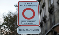 Un panneau instaurant une zone de trafic limité (ZTL) à Paris, le 4 novembre 2024 ( AFP / Gregoire CAMPIONE )