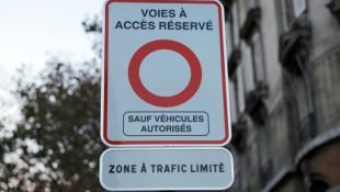 Panneau signalant une Zone à trafic limité (ZTL), à Paris le 4 novembre 2024  ( AFP / Gregoire CAMPIONE )