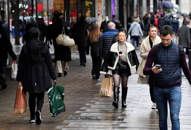 Des acheteurs marchent sur Oxford Street à Londres