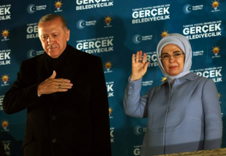 Le président turc Recep Tayyip Erdogan et son épouse  Emine Erdogan au siège du parti islamo-conservateur AKP, à l'issue des municipales qui ont vu la victoire de l'opposition, à Ankara le 1er avril 2024 ( AFP / Adem ALTAN )