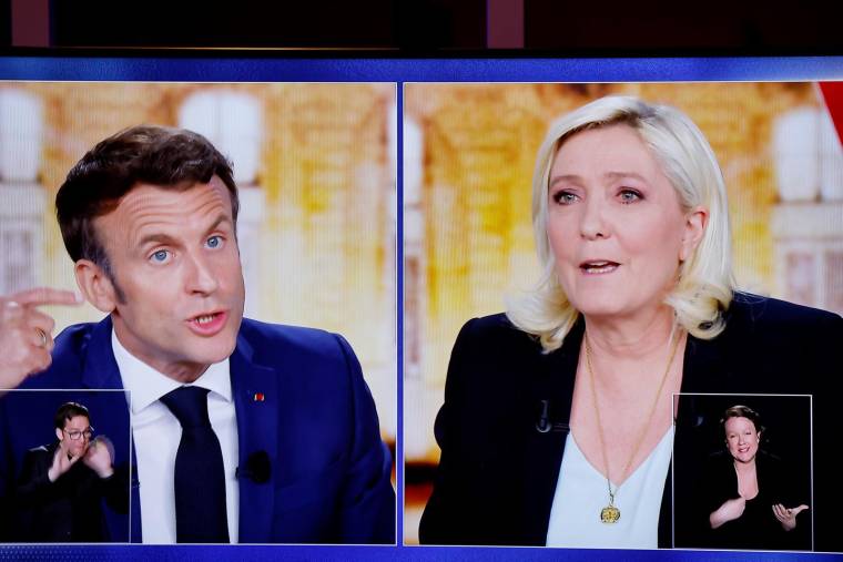 Le président sortant Emmanuel Macron et la candidate du Rassemblement national, Marine Le Pen, le 20 avril 2022, lors du débat d'entre-deux-tours. ( AFP / Ludovic MARIN )