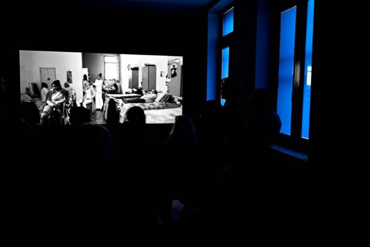 Une vidéo est diffusée à la prison pour femmes de la Giudecca accueillant le pavillon du Vatican, lors de la pré-ouverture de la 60e exposition d'art de la Biennale de Venise, le 18 avril 2024 ( AFP / GABRIEL BOUYS )