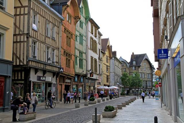 A seulement 1h15 de Paris en train et 2h en voiture, Troyes voit l’installation de plus en plus de franciliens désireux d’avoir un meilleur confort de vie. (openroads.com)
