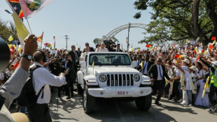 Le pape François (au centre) salue les fidèles catholiques après son arrivée à Dili, le 9 septembre 2024 ( AFP / Yasuyoshi CHIBA )