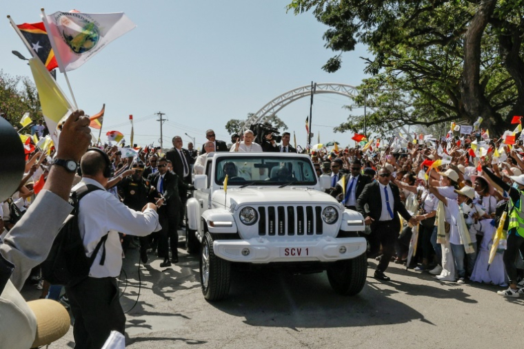 Le pape François (au centre) salue les fidèles catholiques après son arrivée à Dili, le 9 septembre 2024 ( AFP / Yasuyoshi CHIBA )