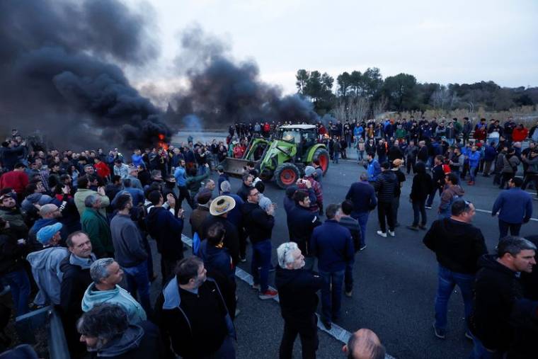 Manifestations d'agriculteurs espagnols contre la hausse des coûts et les règles écologiques, près de Gérone