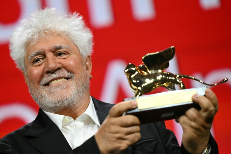 Le réalisateur espagnol Pedro Almodovar, Lion d'or à Venise pour "La chambre d'à côté", le 7 septembre 2024 à Venise  ( AFP / Alberto PIZZOLI )