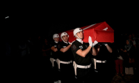 Le cercueil de l'activiste américano-turc Aysenur Ezgi Eygi, tuée par balle en Cisjordanie, est transporté par des policiers turcs de la garde d'honneur vers une morgue dans le district de Didim à Aydin, le 13 septembre 2024 ( AFP / Ozan KOSE )