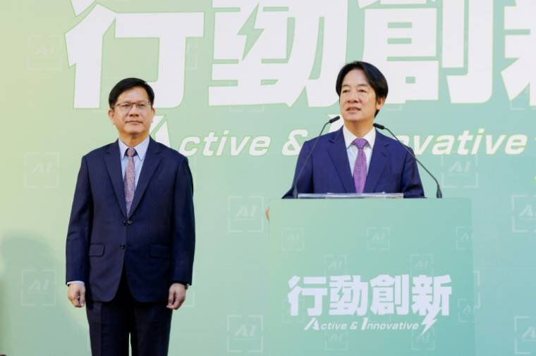 Photo diffusée par le Parti démocrate progressiste (DPP), le 25 avril 2024 à Taipei, du président élu de Taiwan, Lai Ching-te (d) et de l'actuel secrétaire général du bureau présidentiel, Lin Chia-lung, nommé ministre des Affaires étrangères ( Parti démocrate progressiste (DPP) / Handout )