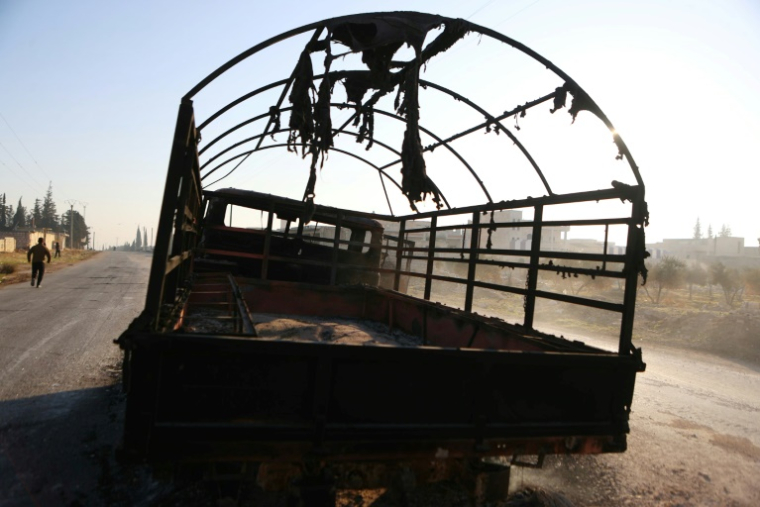 Un véhicule de l'armée syrienne calciné dans la localité de Khan al-Assal, prise par les rebelles jihadistes et leurs alliés, dans le nord-ouest de la Syrie le 29 novembre 2024  ( AFP / Aaref WATAD )