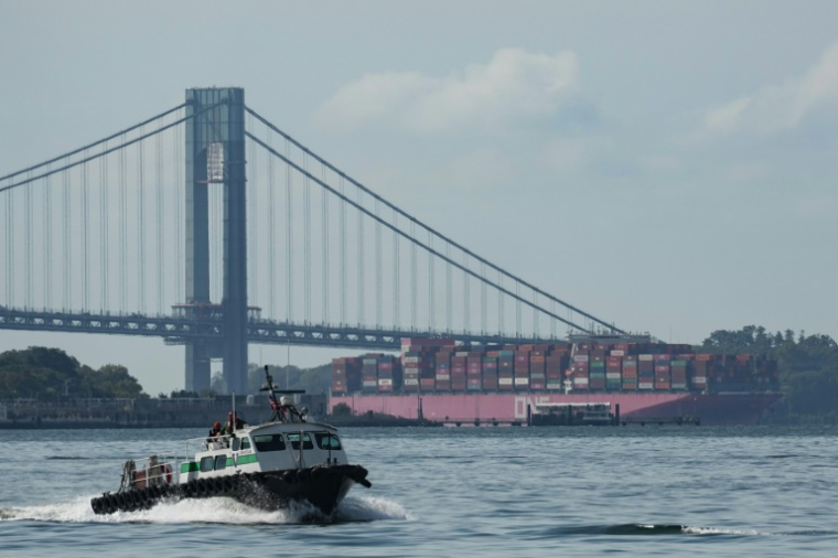 Le porte-conteneurs One Falcon entre au port de New York, le 4 octobre 2024, après que les dockers ont mis fin à leur grève ( AFP / Bryan R. SMITH )