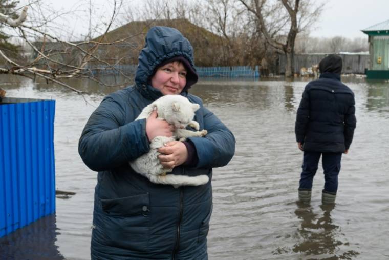 Une habitante et son chat dans une zone inondée à Pokrovka, à environ 90 km de Petropavl au Kazakhstan le 9 avril 2024 ( AFP / Evgeniy Lukyanov )