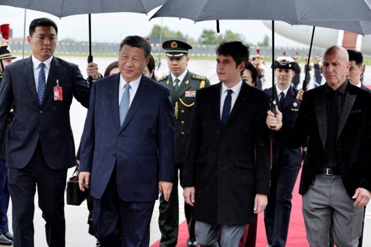 Le président chinois Xi Jinping accueilli à son arrivée en France par le Premier ministre français Gabriel Attal, le 5 mai 2024 à l'aéroport parisien d'Orly ( POOL / STEPHANE DE SAKUTIN )