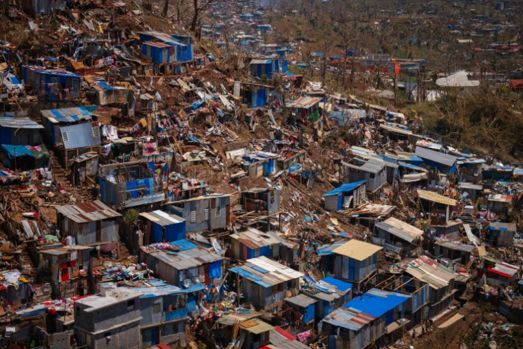 Des maisons de fortune détruites ou endommagées par le cyclone Chido dans le bidonville de Kawéni, à Mamoudzou, le 20 décembre 2024 ( AFP / DIMITAR DILKOFF )