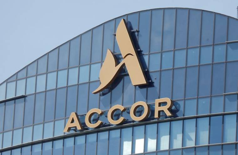 Photo d'archives: Le logo d'Accor au siège de l'entreprise à Issy-les-Moulineaux près de Paris