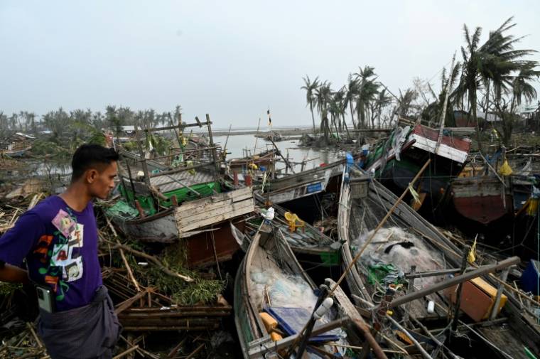 Des bateaux en miettes après le passage du cyclone Mocha, à Sittwe en Birmanie le 15 mai 2023 ( AFP / Sai Aung MAIN )