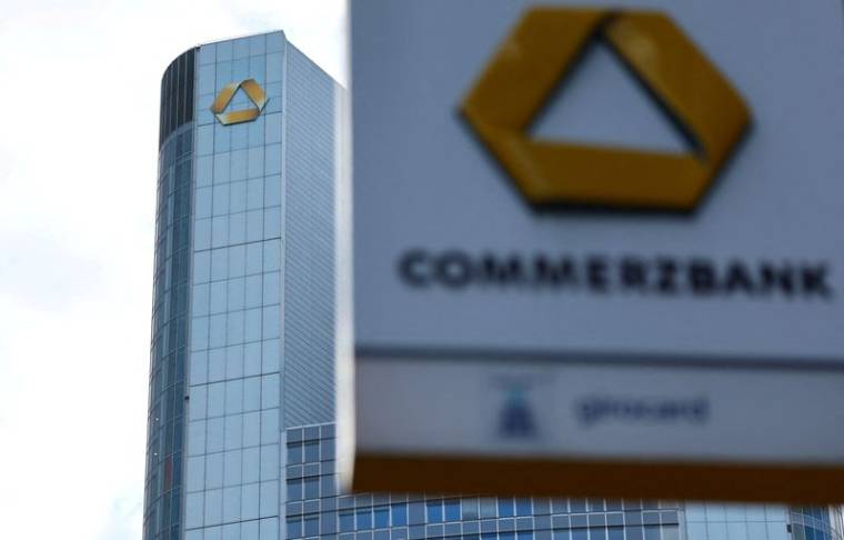 Photo du logo de Commerzbank près du siège du groupe, à Francfort, en Allemagne