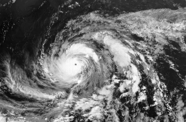 Image satellite de la National Oceanic and Atmospheric Administration du typhon Mawar qui s'approche de l'île américaine de Guam dans le Pacifique, le 23 mai 2023 ( NOAA/RAMMB / Jose ROMERO )