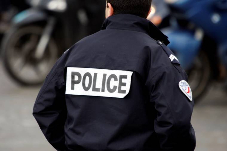 DES POLICIERS DEMANDENT DES COMPTES APRÈS UNE FUSILLADE