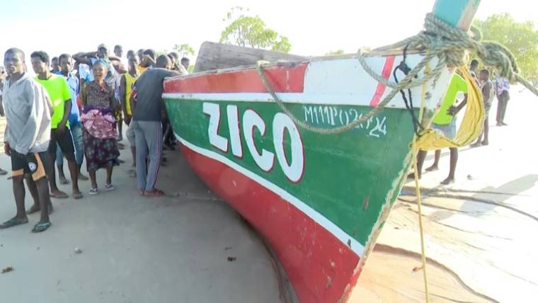 Image tirée d'une vidéo obtenue par l'AFPTV auprès de TVM, le 8 avril 2024, montrant le bateau qui a coulé au large de la côte nord du Mozambique, faisant au moins 97 morts ( TVM / - )