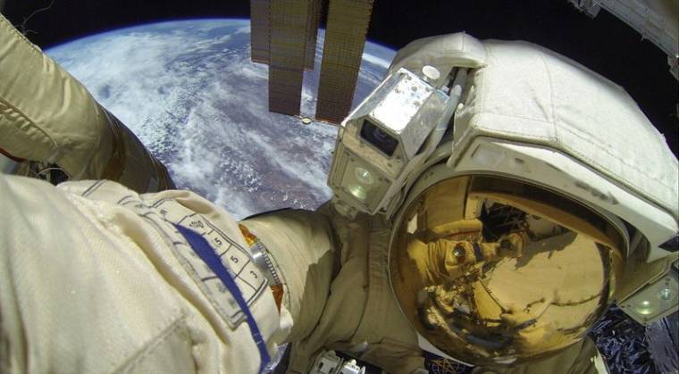 Deux cosmonautes effectuent une sortie dans l'espace à l'extérieur de l'ISS
