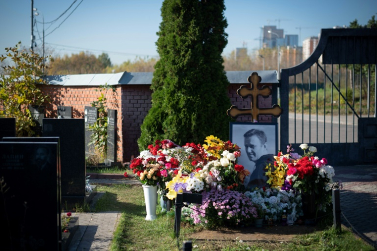 La tombe de l'opposant russe mort en prison Alexei Navalny au cimetière moscovite de Borisovo le 21 octobre 2024 ( AFP / Natalia KOLESNIKOVA )