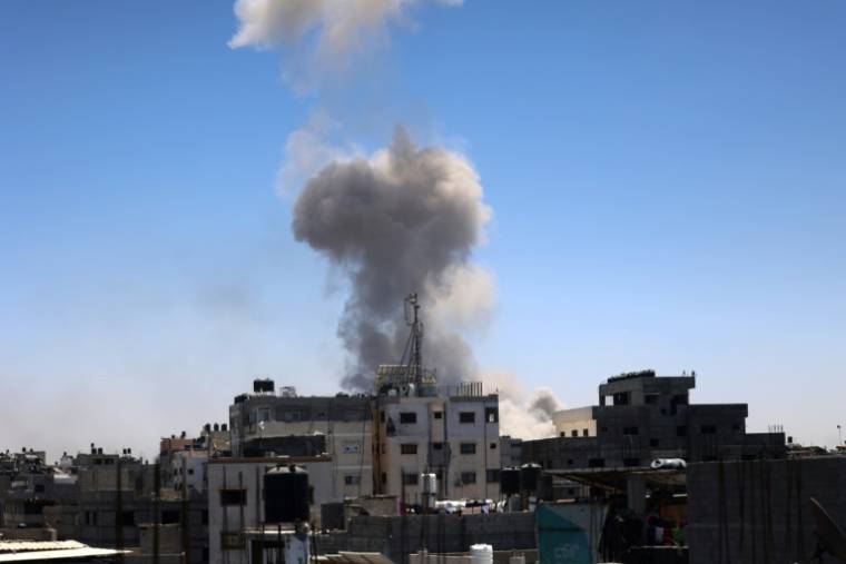 Un nuage de fumée s'élève d'une zone ciblée par des bombardements israéliens dans le quartier de Choujaïya, dans la ville de Gaza, le 3 juillet 2024 ( AFP / Omar AL-QATTAA )