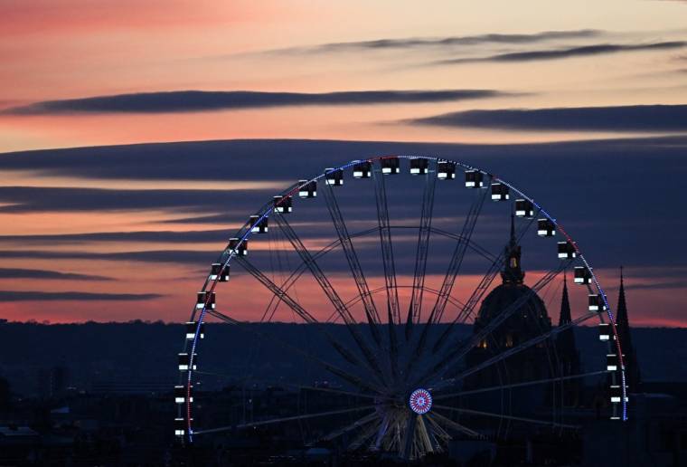 La grande roue installée dans le jardin des Tuileries à Paris, le 22 novembre 2023.  ( AFP / STEFANO RELLANDINI )