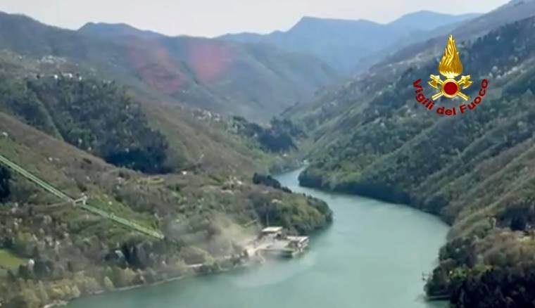 Image tirée d'une vidéo diffusée par le corps des pompiers italiens, le 9 avril 2024, d'une explosion à la centrale hydroélectrique Enel Green Power sur le lac Suviana, près de Bologne, en Italie ( Vigili del Fuoco / Handout )