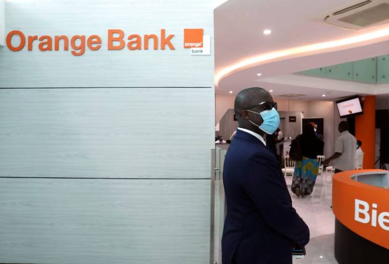 Un homme se tient à l'intérieur du premier bâtiment des services Orange Bank de l'opérateur mobile français Orange à Abidjan