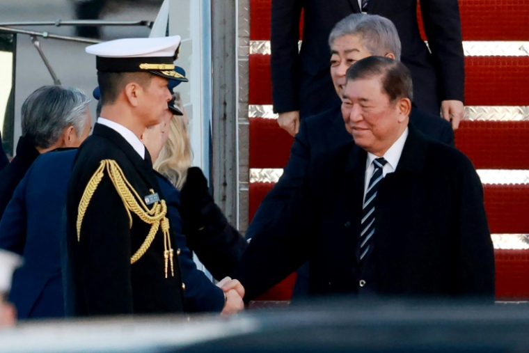 Le Premier ministre japonais Shigeru Ishiba (d) à son arrivée à la base conjointe Andrews, dans le Maryland, le 6 février 2025, avant une rencontre avec le président américain Donald Trump ( JIJI Press / STR )