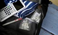 Des sprays contenant de la Naloxone, un médicament inversant rapidement une surdose d'opioïdes, dans le sac à dos d'un étudiant à Arlington, le 8 septembre 2023 en Virginie ( AFP / OLIVIER DOULIERY )