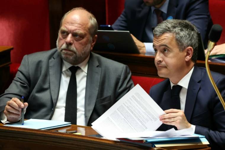 Le ministre de l'Intérieur Gérald Darmanin (d) et le ministre de la Justice, Eric Dupond-Moretti à l'Assemblée nationale, le 14 mai 2024 à Paris ( AFP / ALAIN JOCARD )